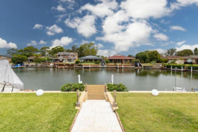 Waterfront Haven with your own private jetty, Forster
